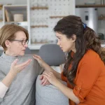 7 zwrotów synowej, która potajemnie nienawidzi swojej teściowej, ale uśmiecha się w jej oczach 7-zwrotow-synowej-ktora-potajemnie-nienawidzi-swojej-tesciowej-ale-usmiecha.webp.webp