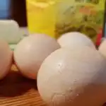 Dlaczego jajka do pieczenia powinny być wcześniej wyjęte z lodówki: wskazówki od cukiernika dlaczego-jajka-do-pieczenia-powinny-byc-wczesniej-wyjete-z-lodowki.jpg