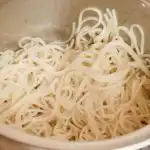 Dlaczego warto dodawać olej roślinny do wody podczas gotowania makaronu: przydatne wskazówki dlaczego-warto-dodawac-olej-roslinny-do-wody-podczas-gotowania-makaronu.jpg