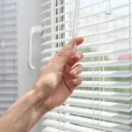 elementarny-sposob-na-czyszczenie-zaluzji-z-kurzu-i-tluszczu-bez.webp.webp