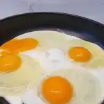 Kiedy solić jajecznicę: żółtko pozostaje płynne, a białko nie staje się gumowate. kiedy-solic-jajecznice-zoltko-pozostaje-plynne-a-bialko-nie-staje.jpg