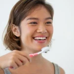 przydatny-nawyk-czy-mit-czy-koreanska-zasada-szczotkowania-3-3-3-dziala.webp.webp