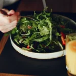 Sałatka z jarmużu, która oczyszcza, odświeża i dodaje energii salatka-z-jarmuzu-ktora-oczyszcza-odswieza-i-dodaje-energii.webp.webp