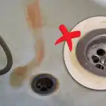 Szybko i bez chemii: jak trwale usunąć plamy rdzy z wanny Szybko i bez chemii: jak trwale usunąć plamy rdzy z