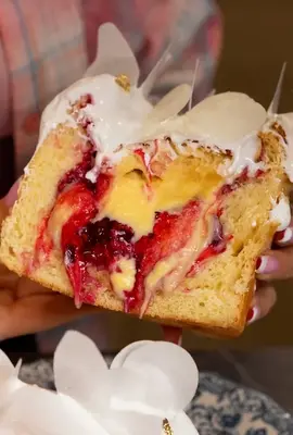 Paska z kremem budyniowym i wiśniami - jak zrobić delikatne i puszyste ciasto?