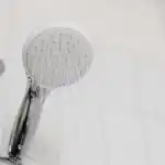 Dlaczego ludzie coraz częściej rezygnują z prysznica i czy jest